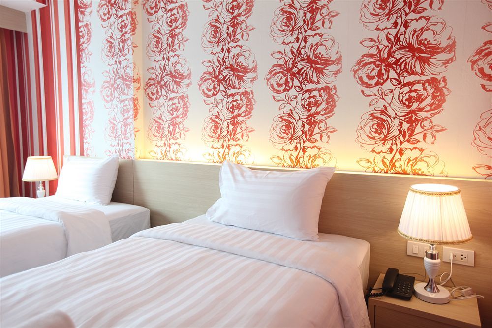 Ocean And Ole Patong Hotel Exterior photo