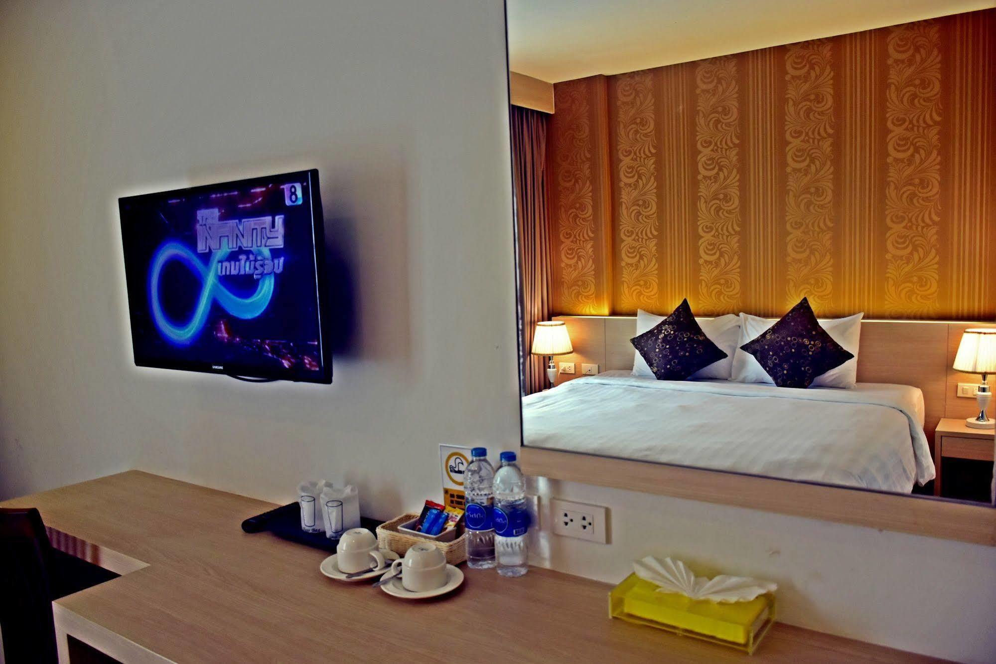 Ocean And Ole Patong Hotel Exterior photo