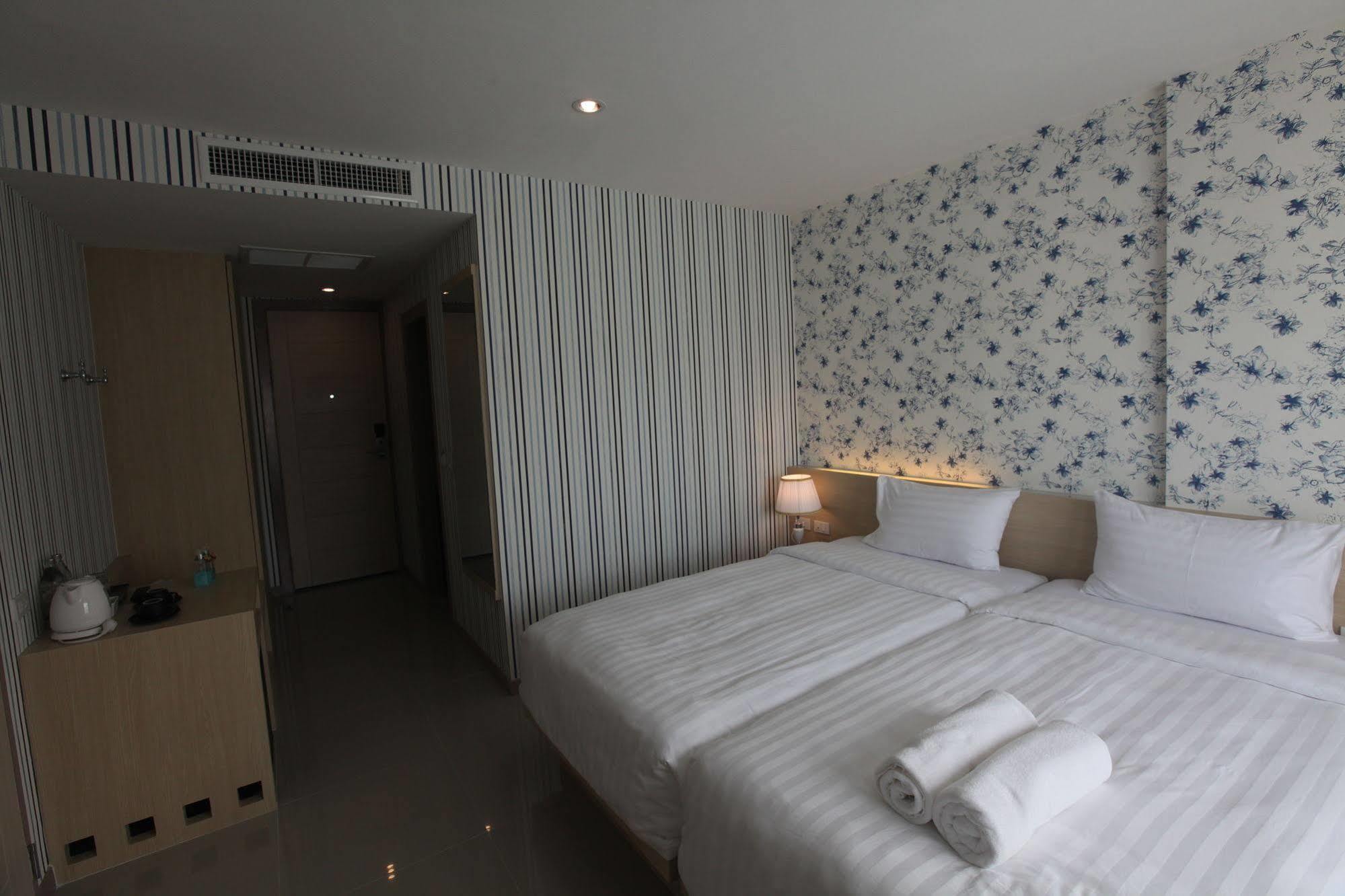 Ocean And Ole Patong Hotel Exterior photo