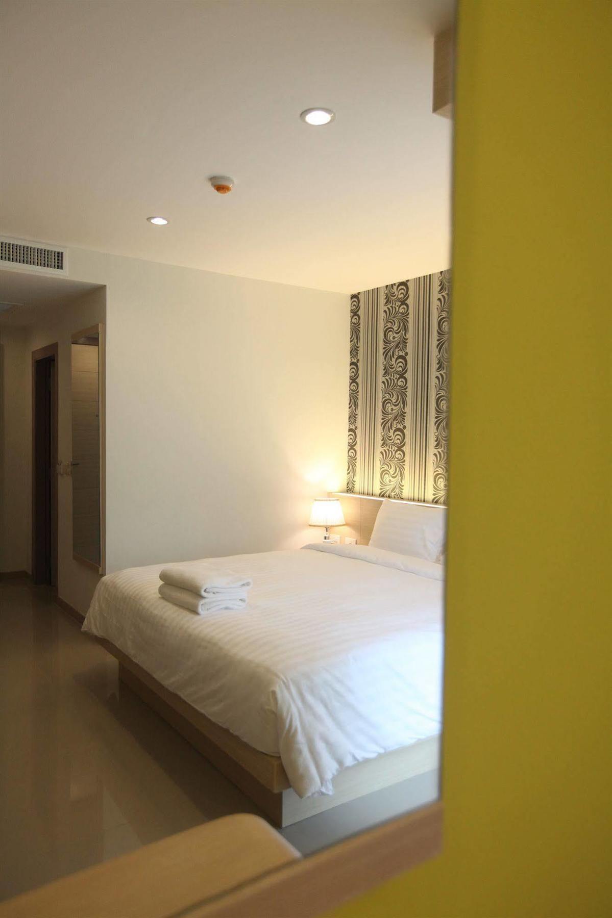 Ocean And Ole Patong Hotel Exterior photo